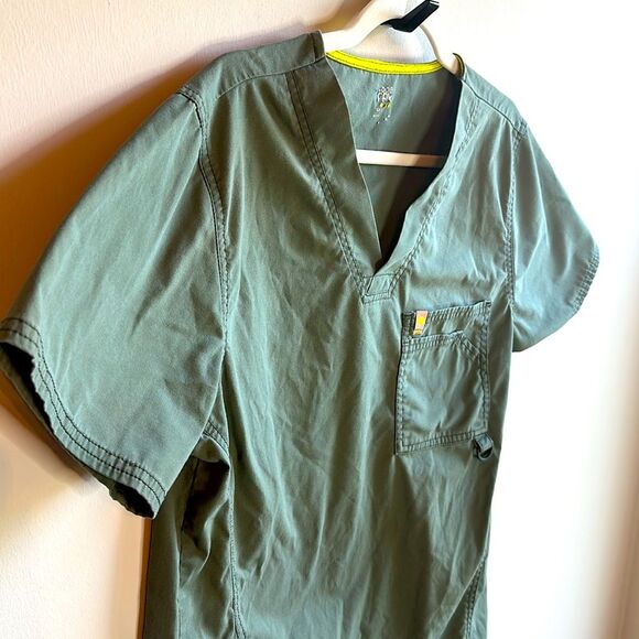 Code Happy Men’s Army Green Scrub Top Small Breast Pocket - Picture 2 of 4